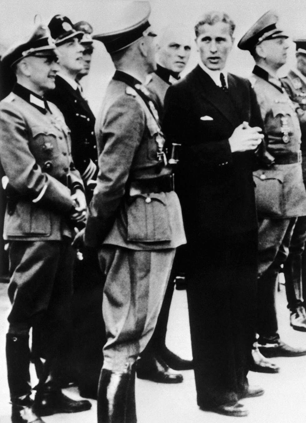 L'ingénieur aérospatial Wernher von Braun, alors directeur technique du centre de fusées de Peenemünde, rencontre des officiers nazis de la Wehrmacht, lors d'une démonstration pour le lancement de la fusée V-2, prévu le 20 juin 1944 en Allemagne.