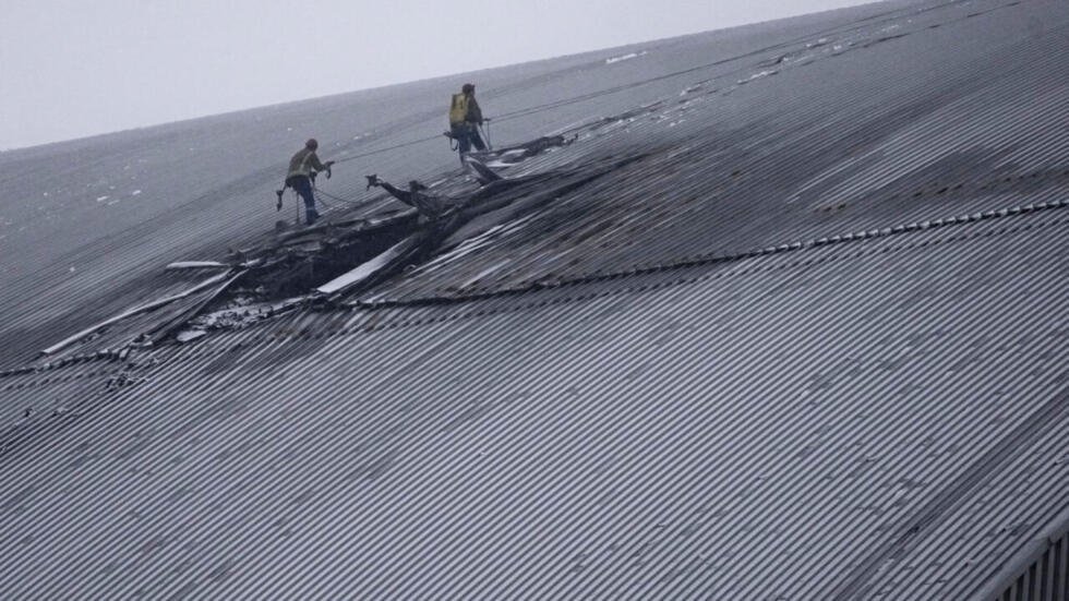 Des ouvriers qui effectuent des réparations d'urgence en février 2025 après la frappe d'un drone contre la centrale de Tchernobyl en Ukraine