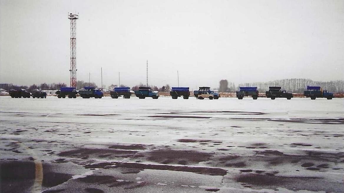 Des camions chargés d'uranium enrichi arrivent à l'aéroport d'Oskemen pour charger leur cargaison dans des avions américains.