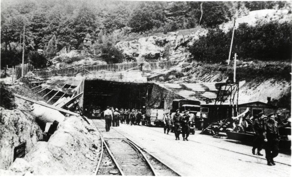L'entrée du tunnel de Dora en avril 1945 après la libération du camp.