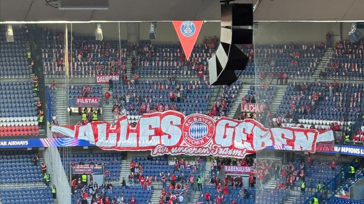La banderole "tout donner" des supporters du Bayern Munich - le 28/04/2026