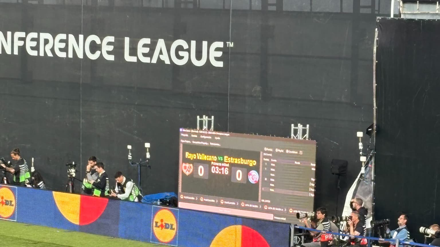 Le panneau d'affichage de la rencontre entre le Rayo Vallecano et Strasbourg en demi-finale de Ligue Conférence, le 30 avril 2026