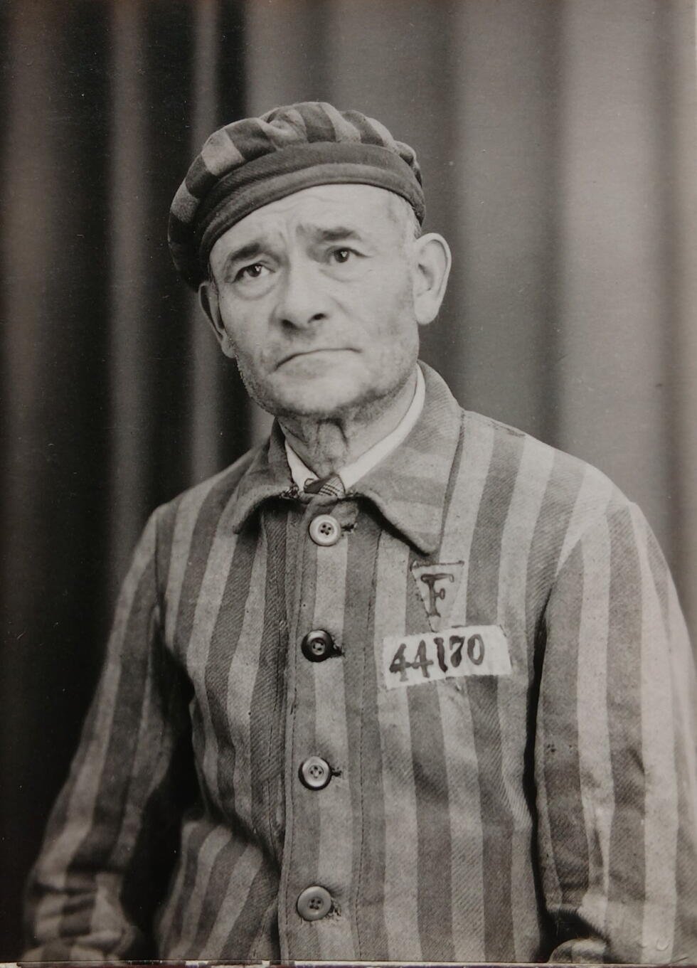 Une photographie du résistant Camille Maireau prise à son retour des camps en tenue de déporté.