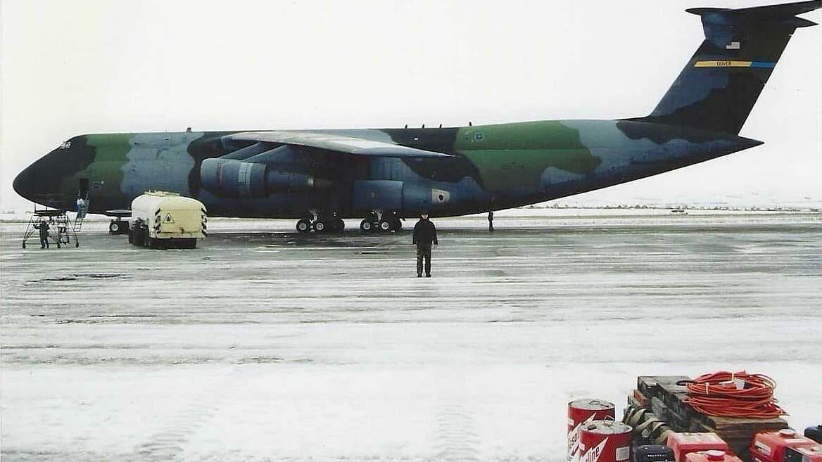 Un avion cargo américain C-5 embarque de l'uranium enrichi du Kazakhstan en 1994.