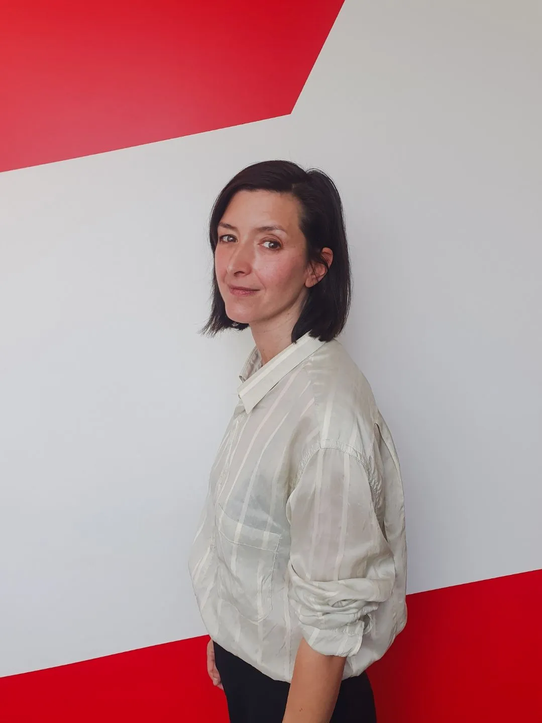 Pauline Croze devant le studio de France Inter