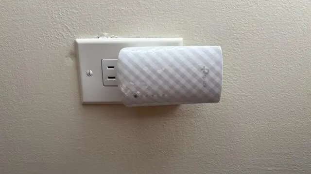 TP-Link branché sur une prise murale