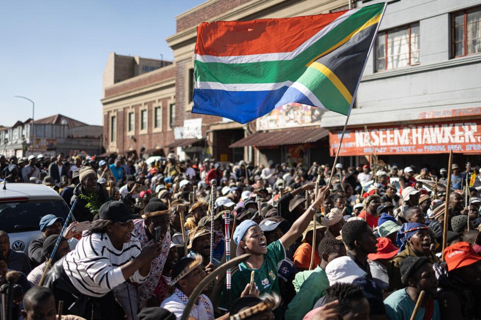 Xénophobie en Afrique du Sud : un climat de peur qui s’accentue avant l’ultimatum du 30 juin 1 Des manifestants rassemblés lors d'une marche de protestation contre les migrants sans papiers à Springs, dans la région d'Ekurhuleni, le 8 juin 2026