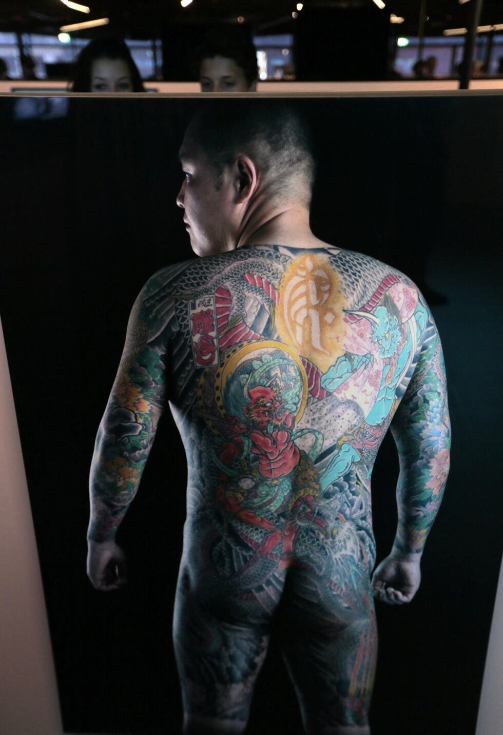 Une photographie représentant un homme dont le corps est entièrement recouvert de tatouages réalisés par le Japonais Horiyoshi III est exposée dans le cadre de l'exposition "Tatoueurs, tatoués" au mu