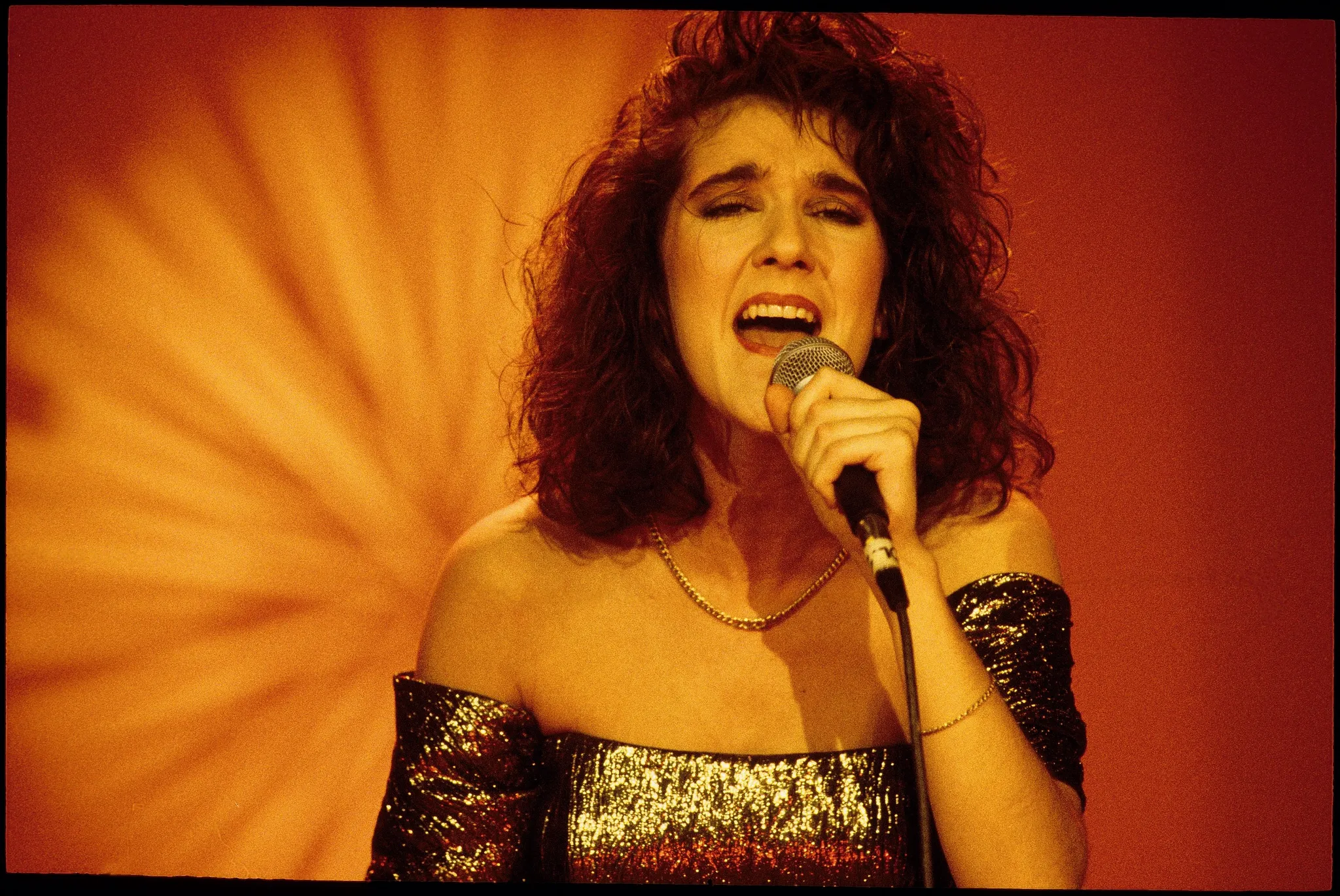 En 1988, Céline Dion remporte le Grand Prix Eurovision en représentant la Suisse.
