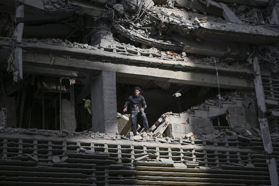 Un homme observe les environs depuis un immeuble endommagé à la suite d'un séisme survenu à Catia La Mar, dans l'État de La Guaira, à environ 30 km au nord-ouest de Caracas, le 25 juin 2026