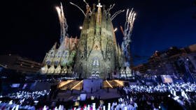 Des feux d'artifice éclatent lors de l'inauguration de la tour de Jésus-Christ à la basilique de la Sagrada Familia, à l'occasion du voyage apostolique du pape Léon XIV à Barcelone, en Espagne.