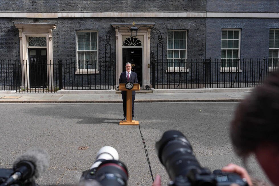 Le Premier ministre britannique Keir Starmer s'adresse aux médias pour annoncer sa démission devant le 10 Downing Street à Londres, ce lundi 22 juin 2026.