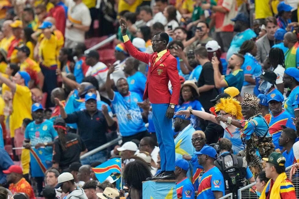 Michel Nkuka Mboladinga, supporter de la RD Congo, imite la statue de Patrice Lumumba, héros de l'indépendance, avant le match entre la Colombie à la RD Congo à Zapopan,  au Mexique, le 23 juin 2026.