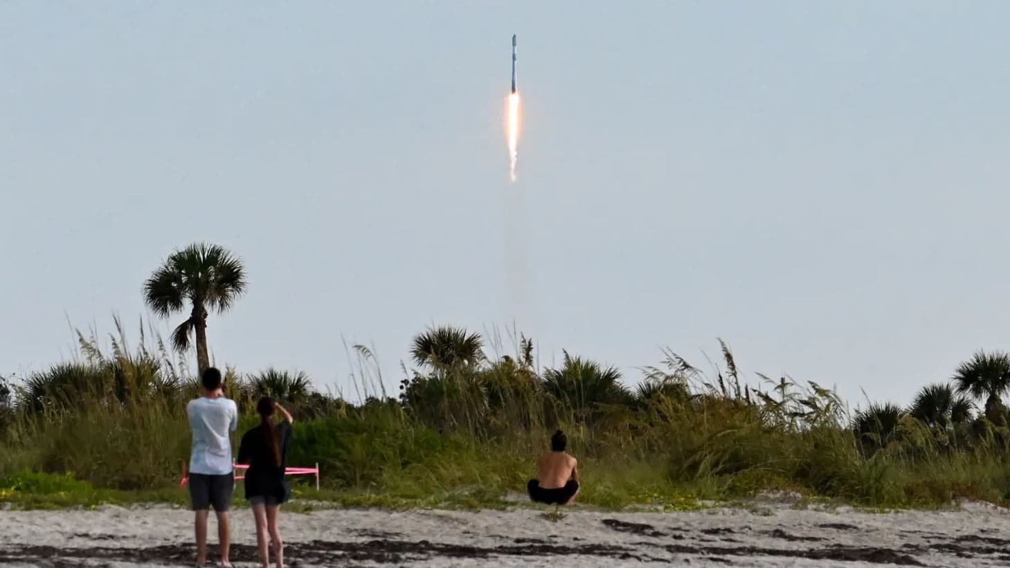 Des spectateurs observent le décollage d'une fusée Falcon 9 de SpaceX, transportant la mission Starlink 10-54, depuis le Complexe de lancement spatial 40 de la base spatiale de Cap Canaveral, en Floride, le 12 juin 2026.