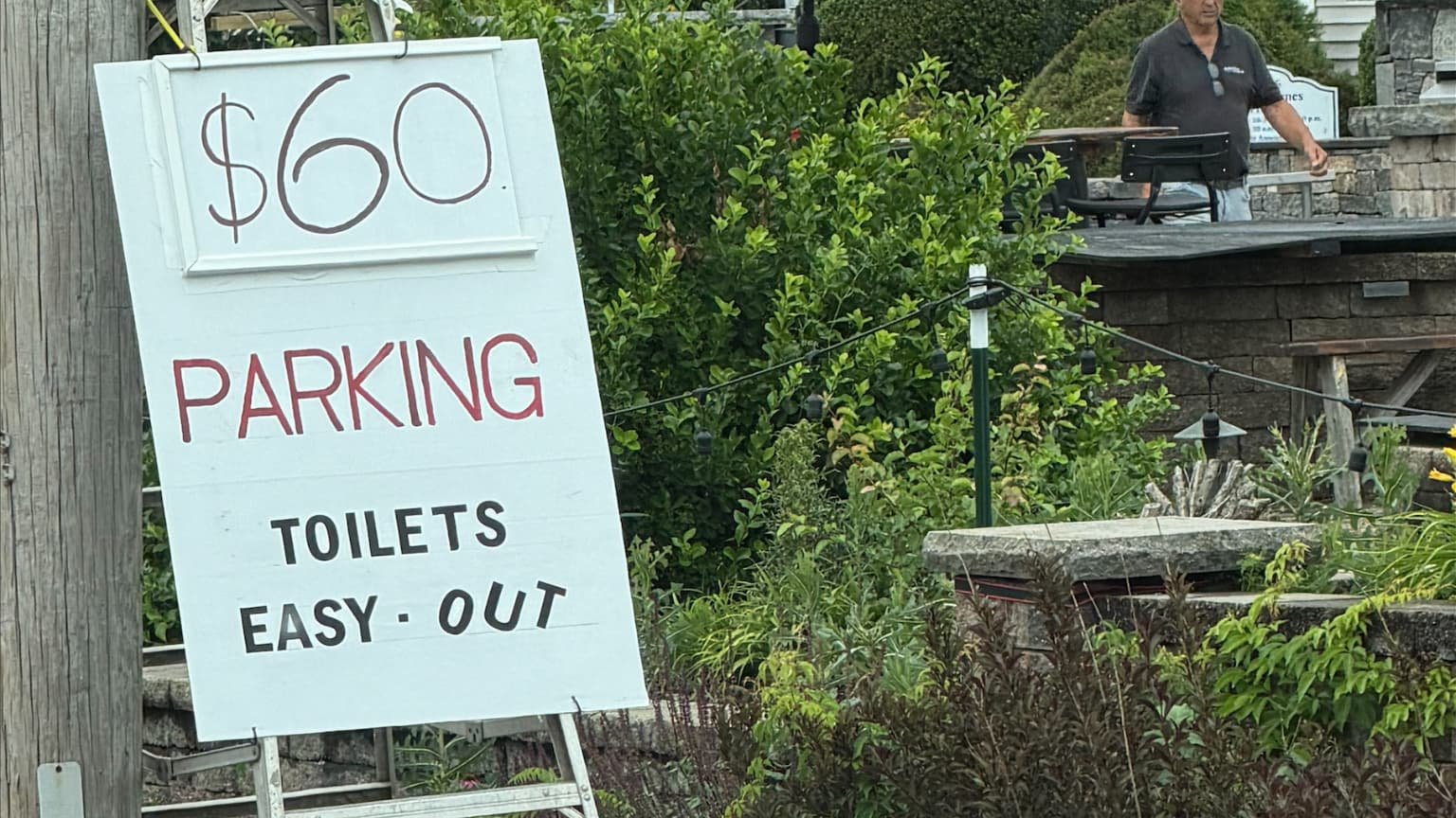 Une proposition de parking sur le bord de la route du Gilette Stadium, le 26 juin 2026.