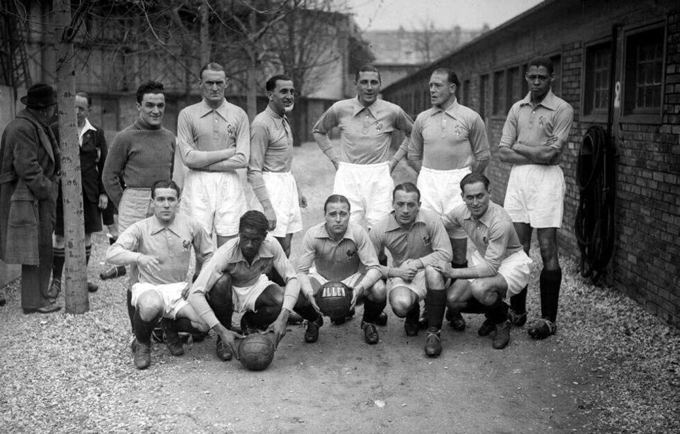 L'équipe de France de football lors d'un match amical contre la Hongrie le 13 mars 1939. Debout : Julien Darui, François Bourbotte, Gusti Jordan, Etienne Mattler et Raoul Diagne. Accroupis : Roger Courtois, Larbi Ben Barek, Alfred Aston, Oscar Heisserere, Emond Weiskopf.