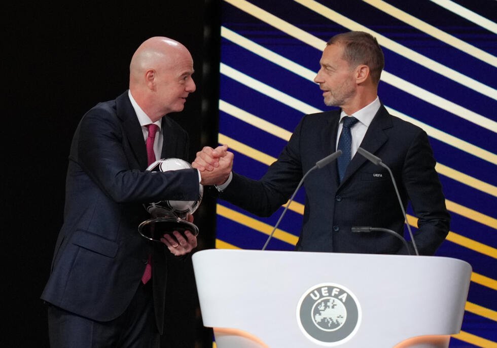 163
Le président de la FIFA, Gianni Infantino (à gauche), embrasse le président de l'UEFA, Aleksander Ceferin, après son discours au 50e Congrès ordinaire de l'UEFA à Bruxelles, le 12 février 2026.