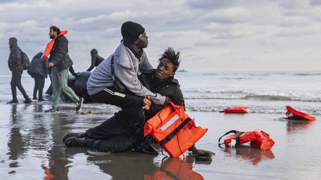 Migrants: pourquoi la gestion de la frontière franco-britannique est si complexe? 1 Un migrant soudanais sur le rivage après avoir quitté le bateau d'un passeur, qui a été percé par des policiers français pour empêcher les migrants d'embarquer pour tenter de traverser la Manche, sur la plage de Gravelines, près de Dunkerque, dans le nord de la France, le 26 avril 2024. Cette photo a été choisir photo AFP de l'année.