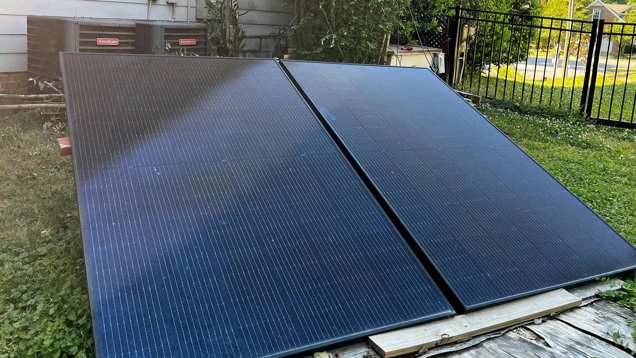 Les panneaux solaires constituent également une source de matériaux inflammables supplémentaires, ce qui peut poser problème, en particulier dans les bâtiments à haut risque.