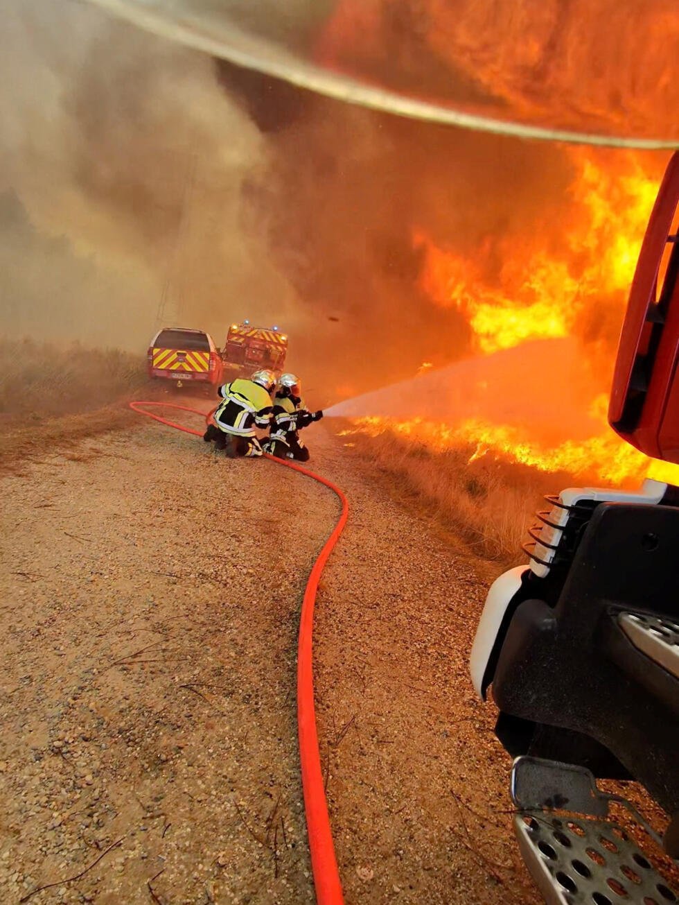 Incendies : "Ceux qui nient le réchauffement doivent ouvrir les yeux", selon le commandant Lecras 1 Des pompiers interviennent alors que les flammes et la fumée s'élèvent lors d'un incendie de forêt, à Saint-Jean-d'Illac, en Gironde, le 27 juillet 2026, comme le montre cette capture d'écran tirée d'