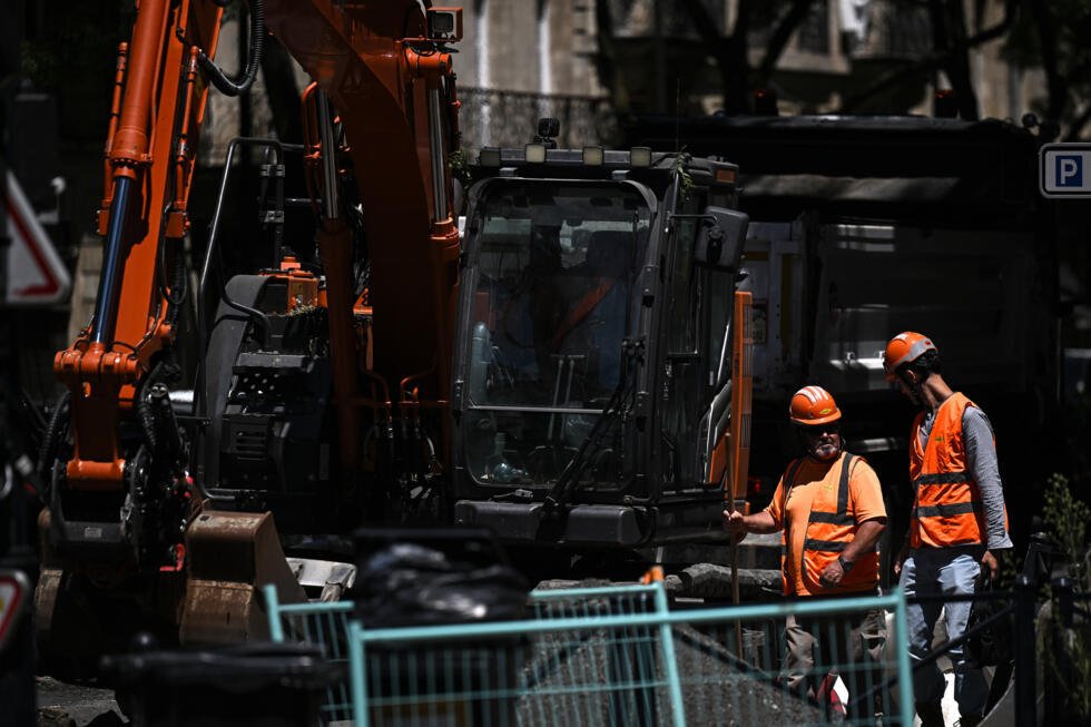 Les fortes chaleurs s'étendent en France, 61 départements concernés par la vigilance orange 1 Des ouvriers font une pause sur un chantier de nivellement de chaussée à Bordeaux, le 6 juillet 2026 en Gironde, lors d'une nouvelle vague de chaleur en France
