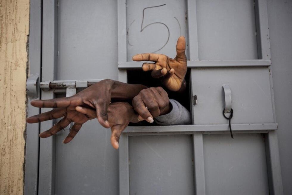 Drame dans un orphelinat algérien, Ebola progresse en RD Congo, Lecornu au Maroc : l'hebdo Afrique 9 Des milliers de migrants sont détenus en Libye dans des centres de détention officiels ou des prisons clandestines tenues par des milices.