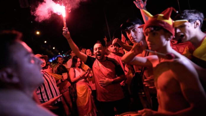 À Madrid, larmes de joie et scènes de liesse après la victoire de l'Espagne en Coupe du monde À Madrid, larmes de joie et scènes de liesse après la victoire de l'Espagne en Coupe du monde