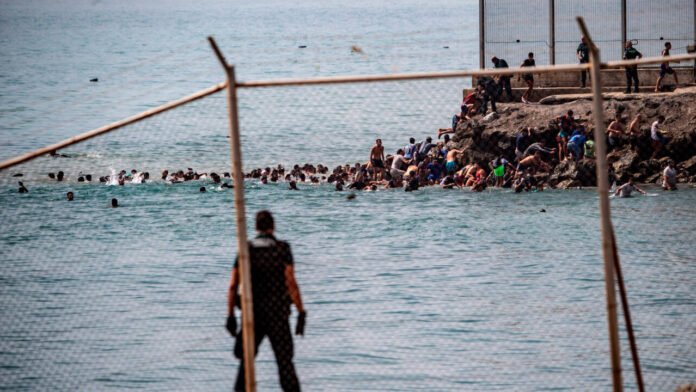 À la Une: un afflux de migrants sans précédent à Ceuta, petite enclave espagnole au nord du Maroc À la Une: un afflux de migrants sans précédent à Ceuta, petite enclave espagnole au nord du Maroc