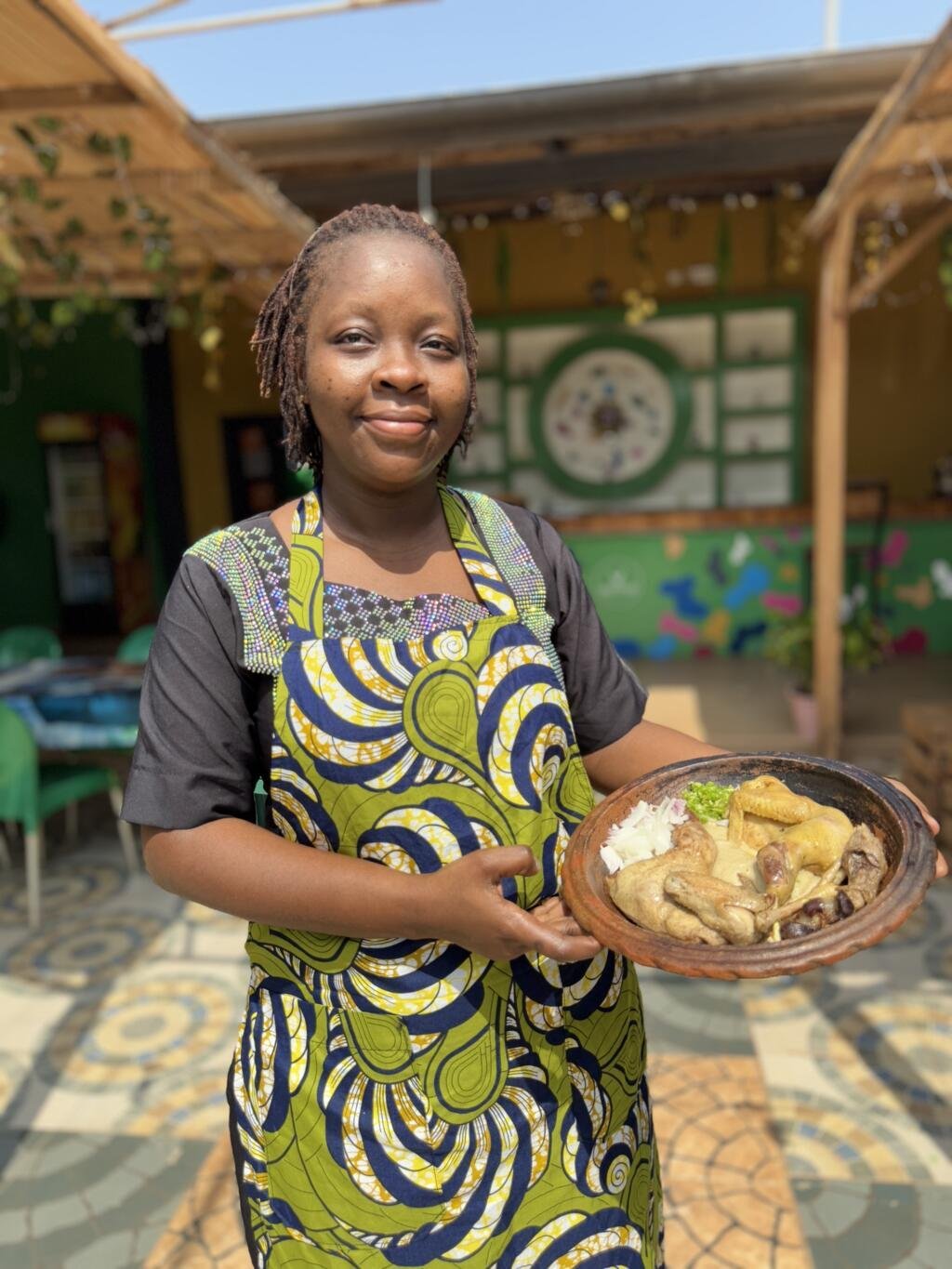 La cheffe béninoise Diana Johnson du restaurant Signature a concocté un bomiwô, plat traditionnel vaudou.