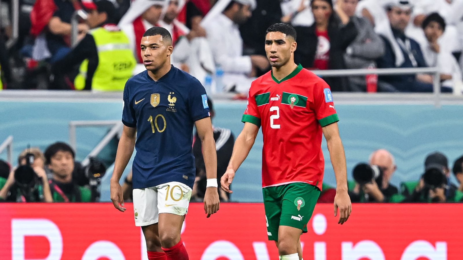 Kylian Mbappé et Achraf Hakimi lors de la demi-finale du Mondial 2022 France-Maroc le 14 décembre 2022 à Al-Khor Kylian Mbappé et Achraf Hakimi lors de la demi-finale du Mondial 2022 France-Maroc le 14 décembre 2022 à Al-Khor