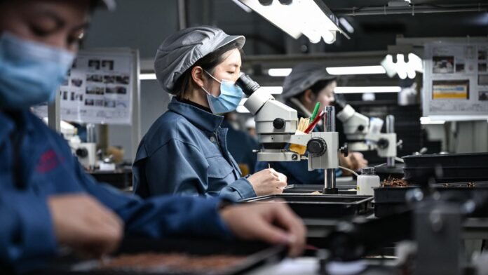 Son premier recul en cinq mois: surprise, l'activité manufacturière en BFM Business