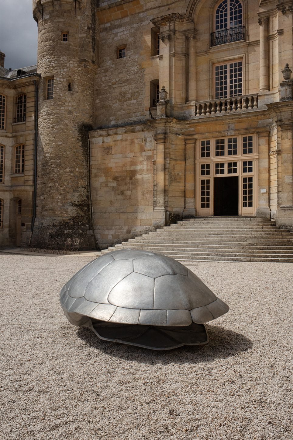 « Fauna Fabulosa. Tortue » de Yoshikazu Goulven Le Maître présenté pour l’exposition « La Vie de château. Quand les artistes font vibrer les pierres… » au château de la Roche-Guyon