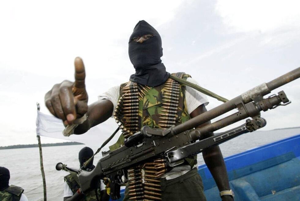 Drame dans un orphelinat algérien, Ebola progresse en RD Congo, Lecornu au Maroc : l'hebdo Afrique 3 Un combattant du mouvement terroriste de Boko Haram 2006 portant une Kalashnikov.