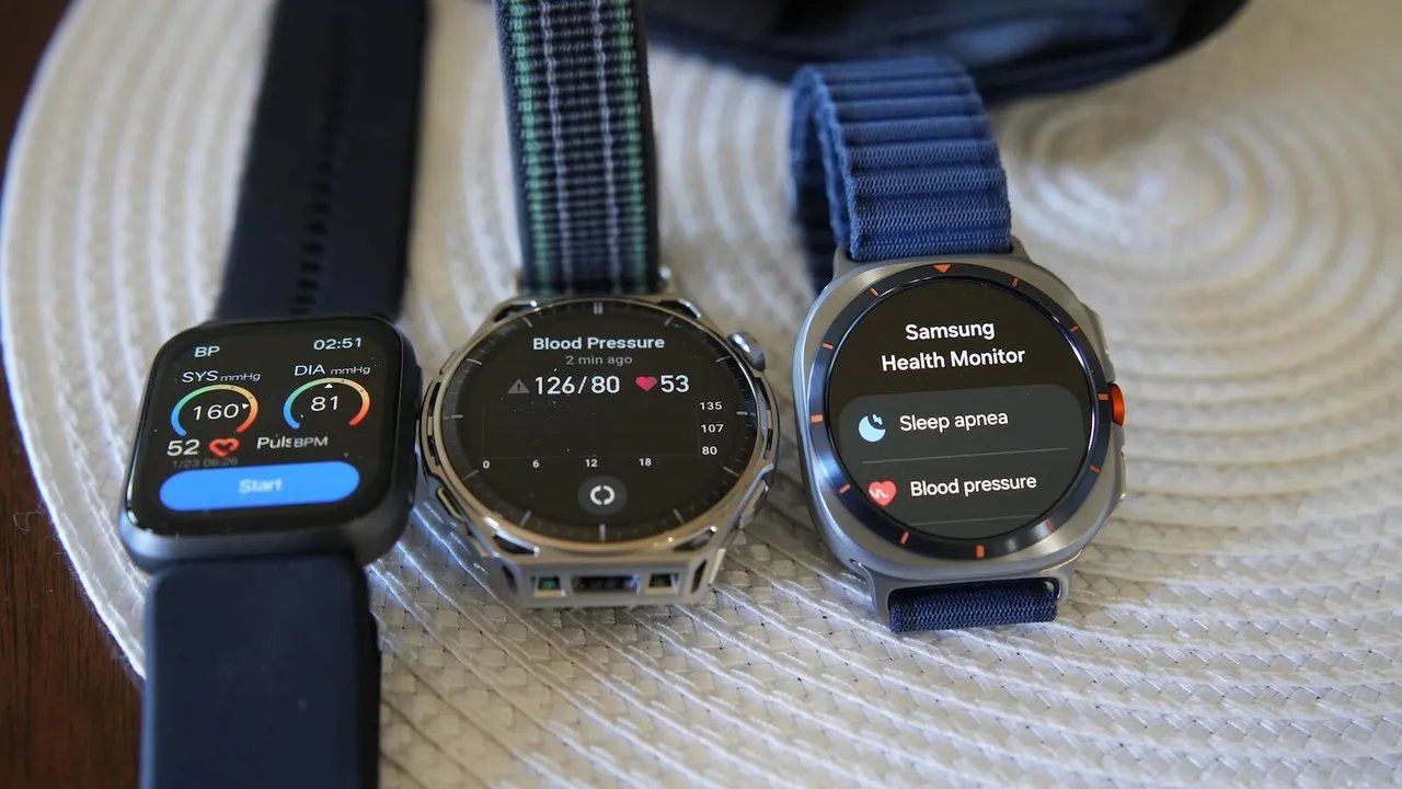 Le YHE BP Doctor Fit (à gauche), l’Amazfit Balance 3 (au centre), et la Samsung Galaxy Watch Ultra (à droite)