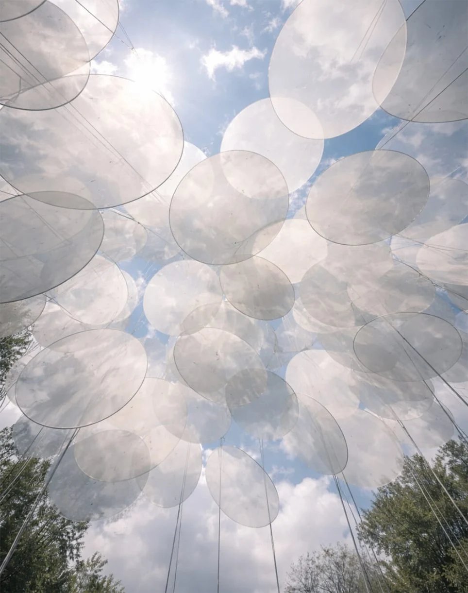 Installation aérienne « ALBÉDO 85% » d’Ilona Mikneviciute pour les Jardins ouverts du Hangar Y