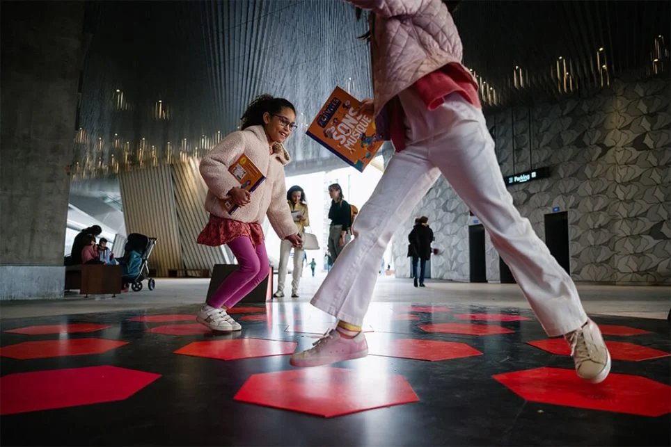 La marelle musicale « Danse Harmonie », oeuvre interactive conçue par Dominique Dalcan