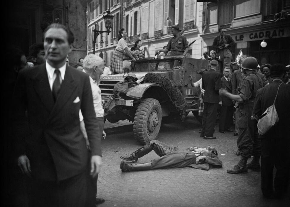 Des Parisiens accueillent les soldats de la Nueve, principalement composé de républicains, rattaché à la 2e division blindée (2e DB) française, le 25 août 1944, rue Daunou à Paris, durant la bataille pour la Libération de la capitale.