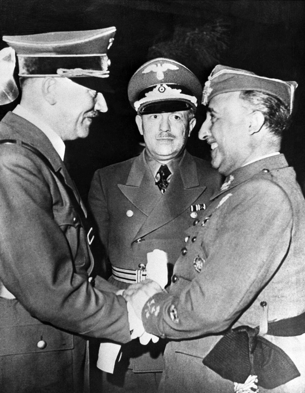 Le chef de l'État et dictateur espagnol Francisco Franco (à droite), souriant, serre la main du dirigeant nazi allemand, le chancelier Adolf Hitler, à Berlin, le 24 novembre 1940.