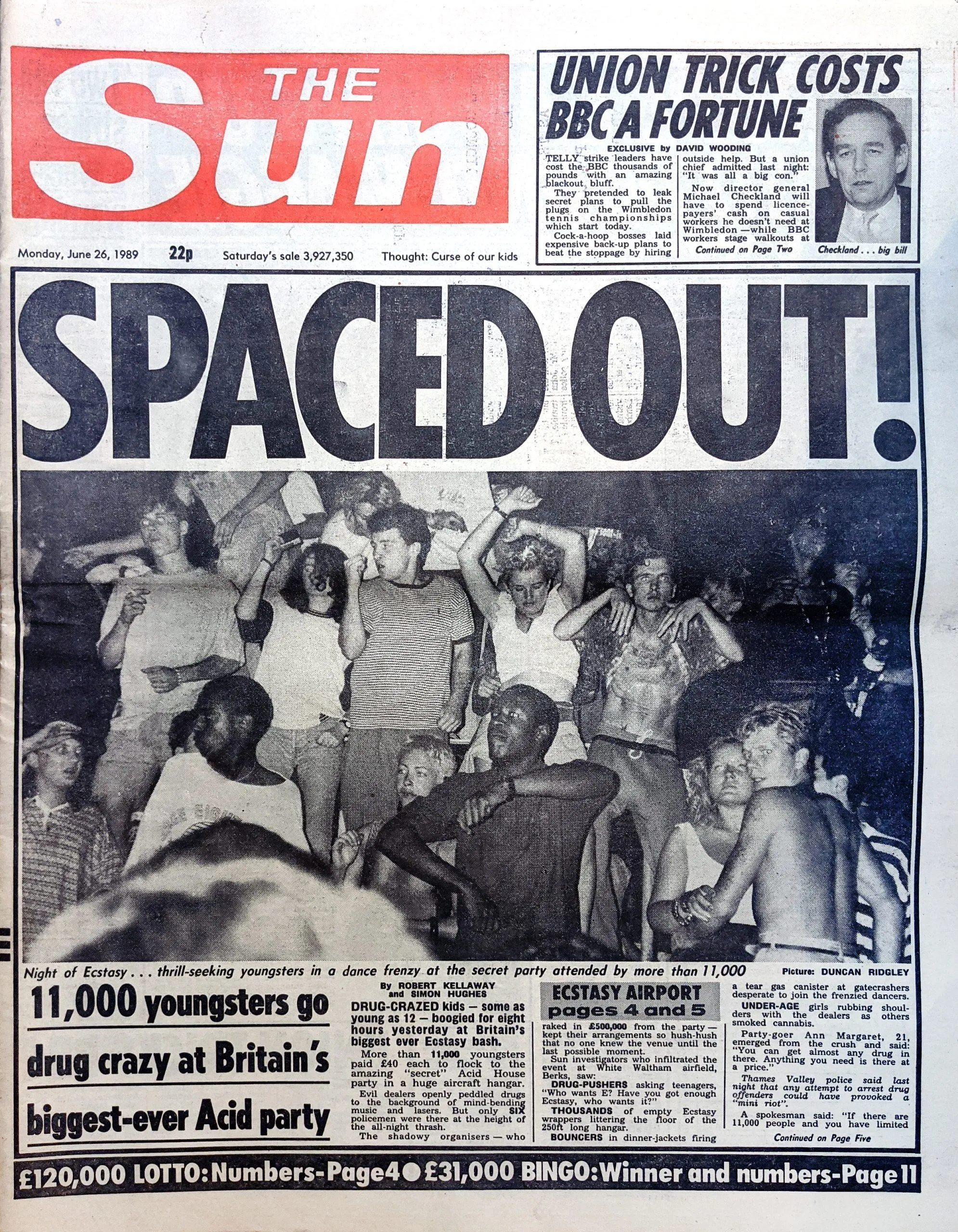 Une de "The Sun" (1989) après rave clandestine organisée à l'aérodrome de White Waltham, dans le Berkshire.
