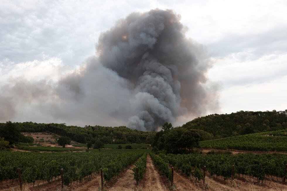 De la fumée s'élevant dans le ciel à Correns, dans le sud-est de la France, le 31 juillet 2026.