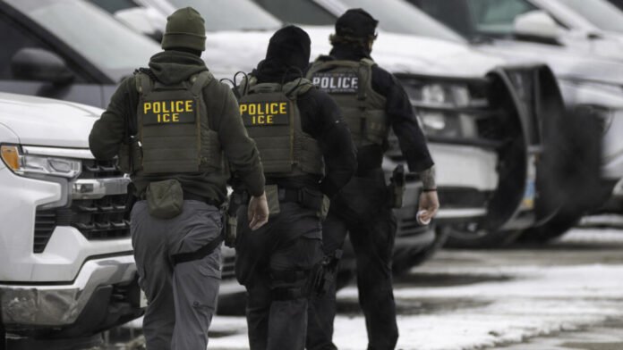 À la Une: les expulsions et les arrestations par l'ICE continuent aux États-Unis À la Une: les expulsions et les arrestations par l'ICE continuent aux États-Unis
