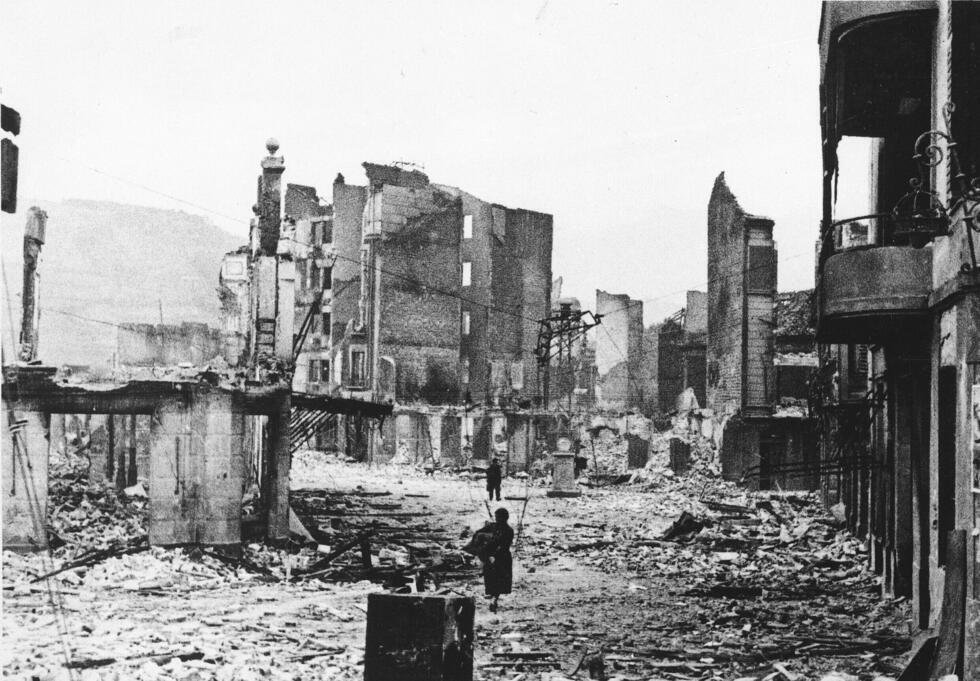 Sur cette photo d'archives du 26 avril 1937, le village basque de Guernica, en Espagne, apparaît en ruines après une attaque de l'aviation allemande et italienne.