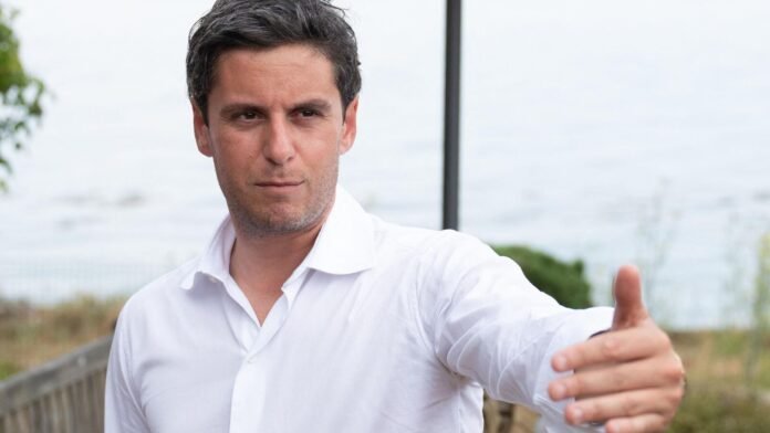 Comment Gabriel Attal veut s’attaquer aux installations illégales des gens du voyage et pourquoi les associations s’indignent Comment Gabriel Attal veut s’attaquer aux installations illégales des gens du voyage et pourquoi les associations s’indignent