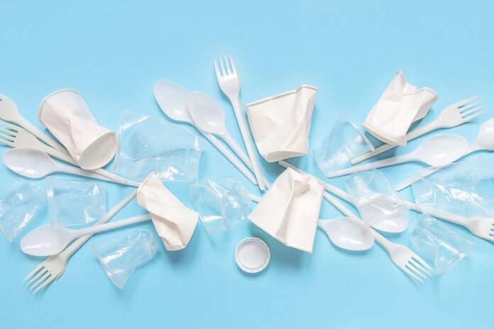 Déchets : qu'est-ce que la directive sur les plastiques à usage Les produits en plastique à usage unique représenteraient 50 % des déchets retrouvés sur les plages de l