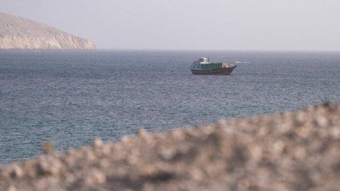 En direct : un "projectile inconnu" frappe un cargo dans le détroit d'Ormuz