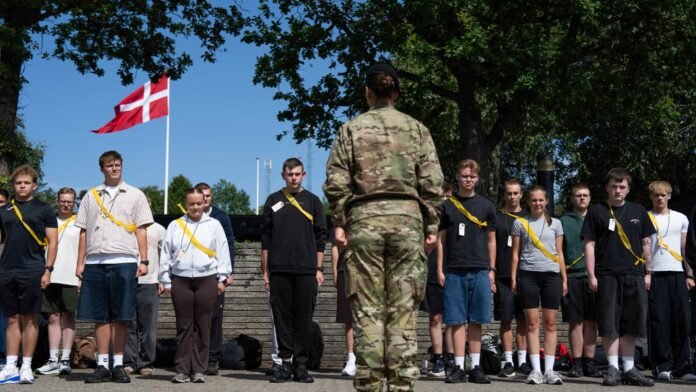 Il voudrait former 6.500 jeunes par an, mais ne compte actuellement que 18.000 soldats: le Danemark triple la durée de son service militaire pour défendre le Groenland face aux menaces russo-américaines