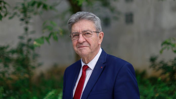 « Souveraineté populaire permanente », République « fédérative »… La stratégie de Jean-Luc Mélenchon pour réformer l’État