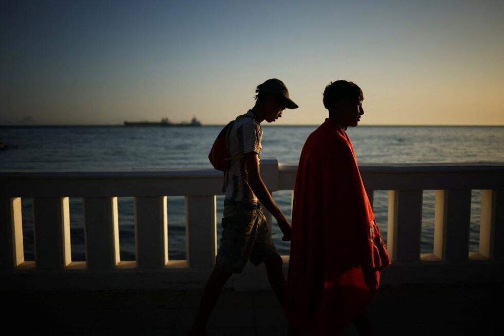 Crise migratoire à Ceuta, Hervé Renard sélectionneur de la Côte d'Ivoire, Ebola : l'hebdo Afrique 2 Des migrants marchent près de la plage après des traversées massives — à pied et par voie maritime — depuis le Maroc vers le territoire espagnol, à Ceuta (Espagne), le 2 août 2026