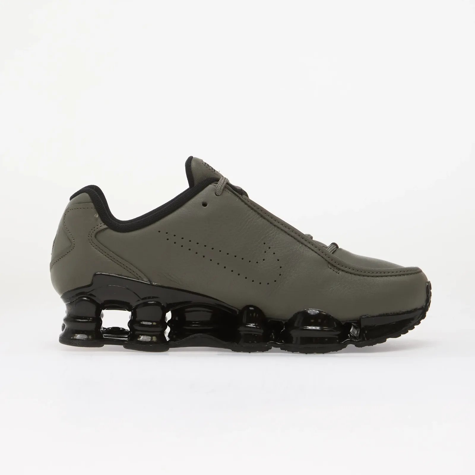La dernière Nike Shox TL en cuir à 180 euros s'inspire de la silhouette des wallabees