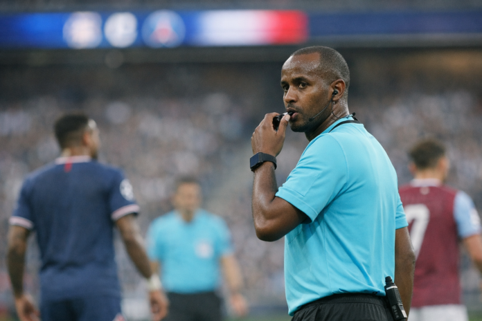 Omar Artan au sifflet de PSG–Aston Villa malgré sa mise à l’écart pour le Mondial 2026